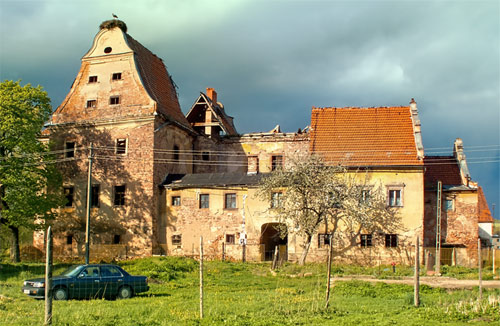 Frontowe zdjęcie zamku Ścinawka Średnia